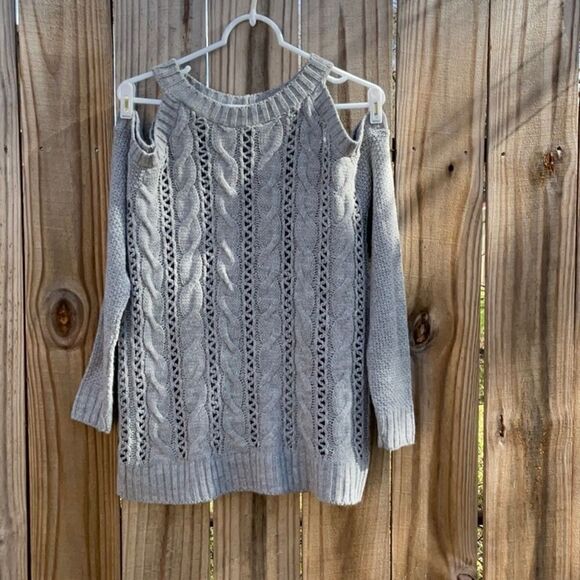 Take 50% OFF- Charlotte Russe Women's Cold Shoulded Sweater, Size-M - Picture 1 of 5